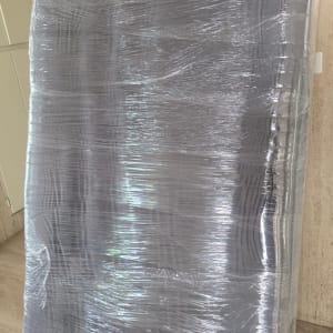 מזרון זוגי עטוף בניילון נצמד להגנה לפני הובלה