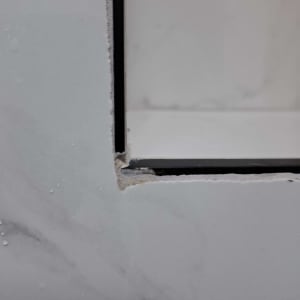 פינת אריחים עם חיתוך מדויק