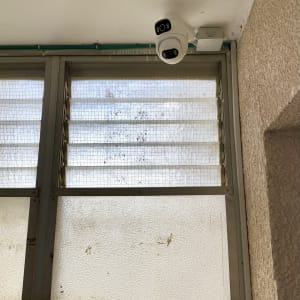 מצלמת אבטחה מותקנת על תקרה ליד חלון