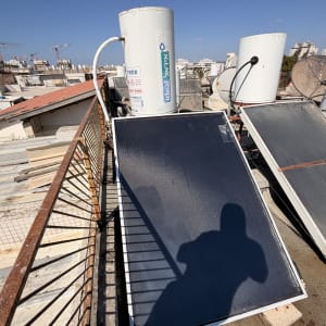 דוד שמש וקולט שמש מותקנים על גג מבנה