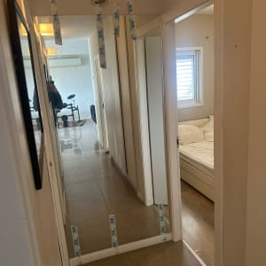 מראה עם סרטי הדבקה כחולים על הקיר