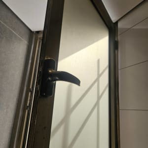 דלת עם ידית פתוחה, אור וצללים