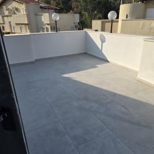 מרפסת עם ריצוף חדש ואיטום