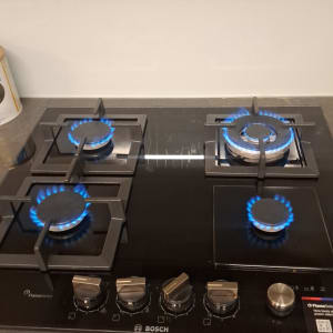 כיריים גז עם להבות כחולות