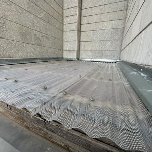 התקנת לוח סנטף גלי על תשתית עץ של פרגולה