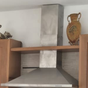 קולט אדים נירוסטה במטבח עם ארון עץ