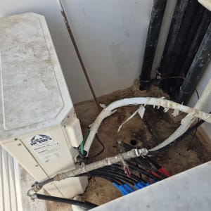 מערכת צינורות ומזגן על קיר חיצוני