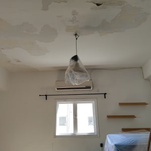 תקרה מתקלפת עם ניילון על מנורה לקראת צביעה