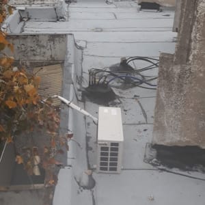 גג עם איטום סביב צינורות וכבלים