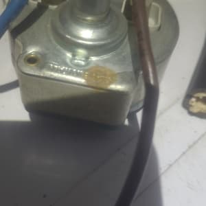 חוטים מחוברים לרכיב מתכתי של דוד שמש