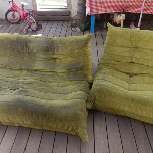 ספות ירוקות מלוכלכות על רצפת עץ