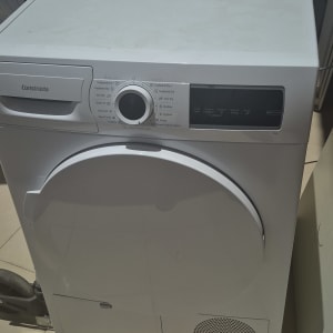 מייבש כביסה לבן עם כפתורים ותצוגה דיגיטלית