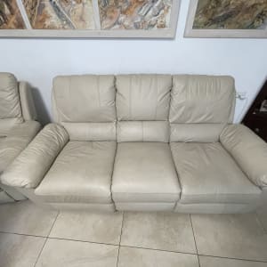 ספה עור בהירה על רצפת קרמיקה