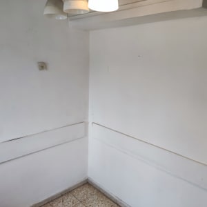 קיר לבן עם תאורה ותקרה