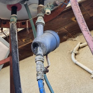 צנרת מים עם ברזים וחיבורים חלודים