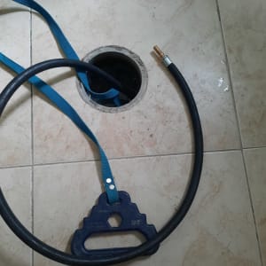 צינור ניקוז וכלי עבודה על רצפה