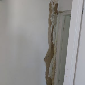 קיר עם קילופי צבע ותיקונים