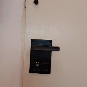 ידית ודלת עם מנעול בריח