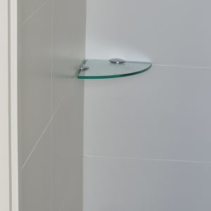 מדף זכוכית מותקן על קיר לבן