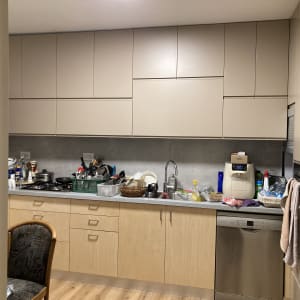 מטבח עם ארונות עץ וכלי מטבח על השיש