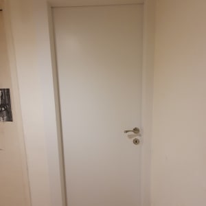 דלת לבנה עם ידית כסופה