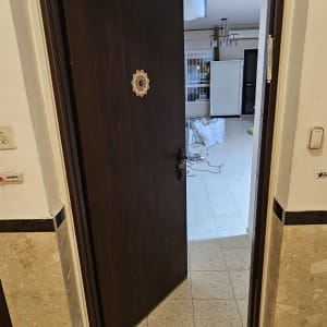 דלת עץ פתוחה עם קישוט עגול במרכז