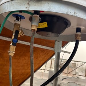 חיבורים וצינורות של דוד שמש על גג