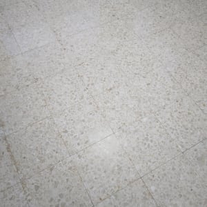 רצפה נקייה עם אריחים בהירים ומבריקים