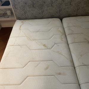 מזרן עם כתמים חומים על פני השטח