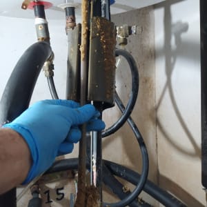 תחזוקה של דוד שמש עם צינורות וחלקים פנימיים