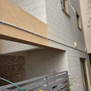 צינור חשמל מותקן על קיר חיצוני של בניין