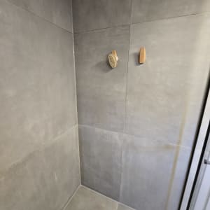 קירות אטומים עם אריחים וכלי ניקוי תלויים