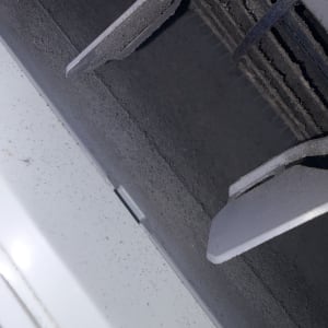 תקריב של חלק פנימי במזגן עם אבק