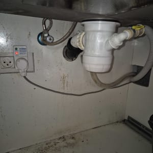 צנרת מתחת לכיור עם מסנן מים לבן