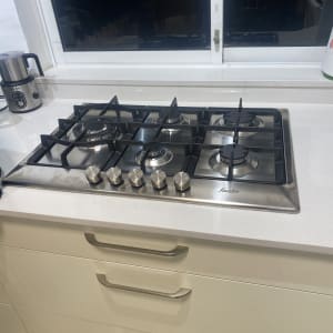 כיריים גז עם חמישה מבערים וכפתורי שליטה