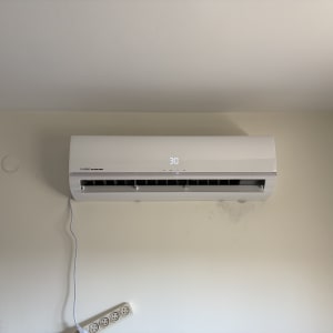 מזגן מותקן על קיר עם תצוגת טמפרטורה