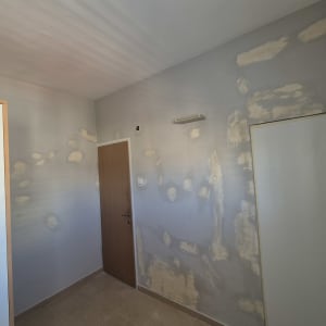 קיר עם תיקוני צבע בחדר ריק