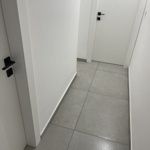 רצפה נקייה במסדרון עם דלתות לבנות