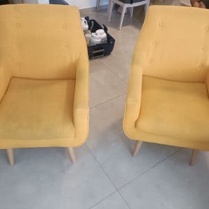 שני כיסאות צהובים על רצפת אריחים