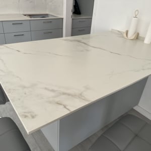 משטח שיש לבן עם עורקים אפורים במטבח מודרני