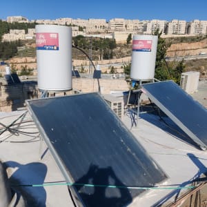 דודי שמש עם צינורות ואיטום על גג