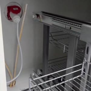 שקע חשמלי בתוך ארון עם מדפים מתכתיים