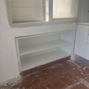 מדף בנוי בקיר ליד חלון