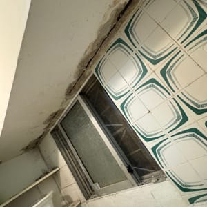 חלון עם סדק מעליו