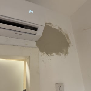 תיקון ושיקום קיר פנימי מעל משקוף דלת לאחר טיפול ברטיבות