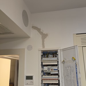 לוח חשמל פתוח עם חוטים וצינורות חשמל