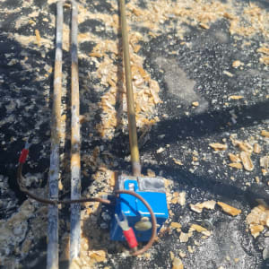 גוף חימום חשמלי עם חוטים על רקע מלוכלך