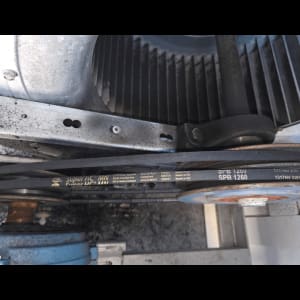 חלק ממערכת מיזוג אוויר עם רצועה ומאוורר