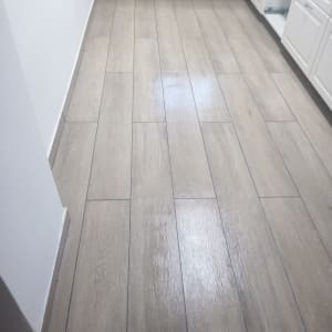 רצפת עץ חדשה במטבח במהלך שיפוץ