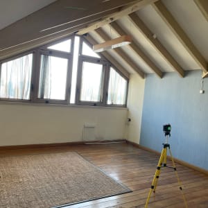 חדר עם קיר גבס, מצלמה על חצובה